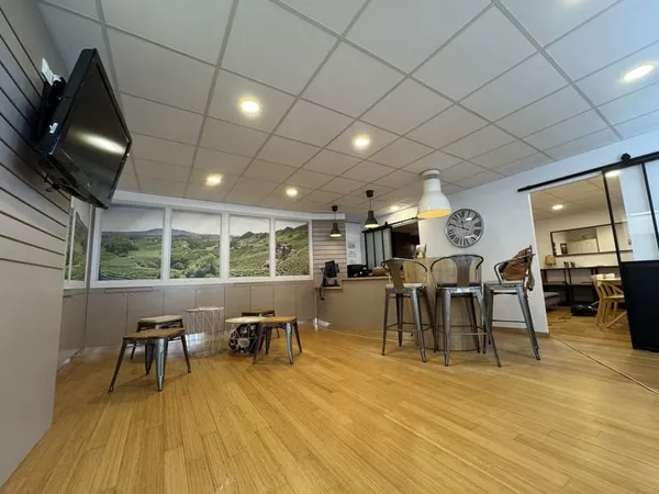 Local commercial rénové galerie marchande