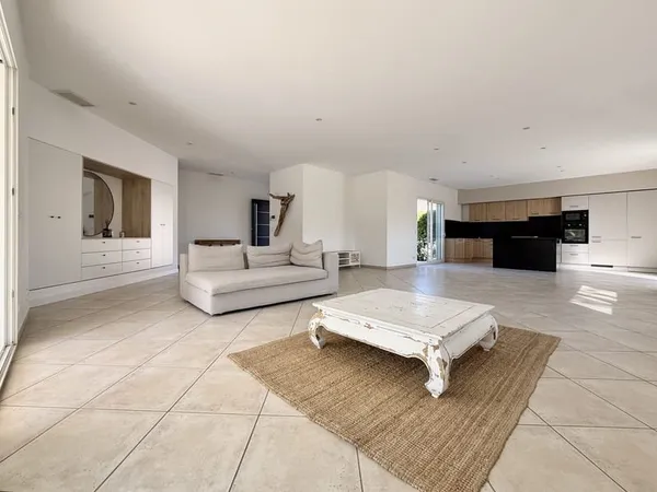 À vendre par Manon POUS Dr House Immo Villa plain-pied 4 faces - 4 chambres dont 2 suites parentales