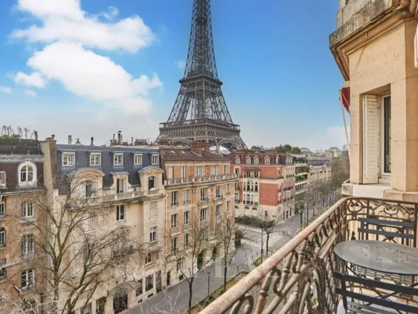 Paris 7 - Contre allée du Champ de Mars - Vue Tour Eiffel