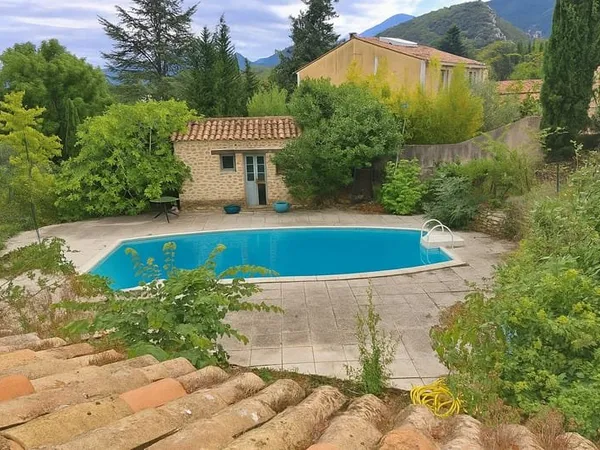 Maison atypique avec maison d'amis et piscine sur +1100m2 centre Malaucène