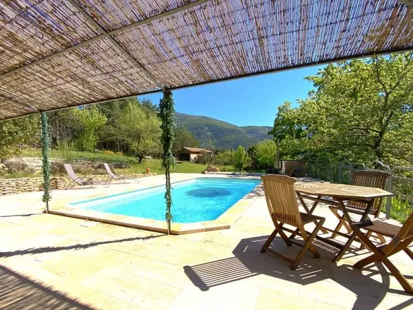 PROCHE VAISON - MAISON + 2 GÎTES AVEC VUE ET PISCINE