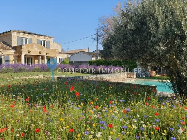 ENTRE NIMES ET BEAUCAIRE : Propriété constituée d'une Villa