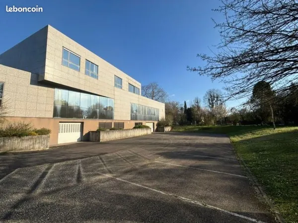 Bureaux 1 500 m²