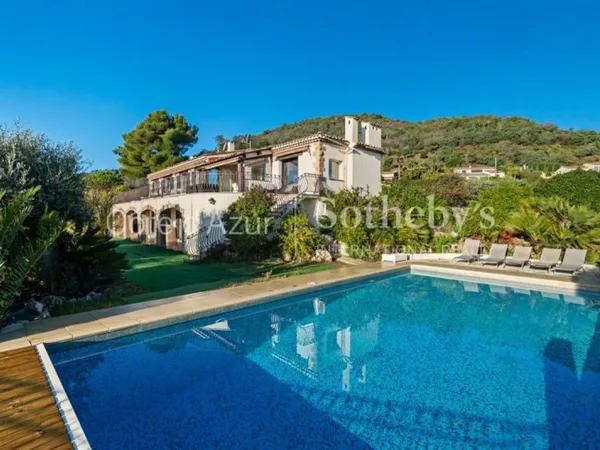 Villa de prestige Mandelieu-la-Napoule avec piscine et vue sur la baie de Cannes