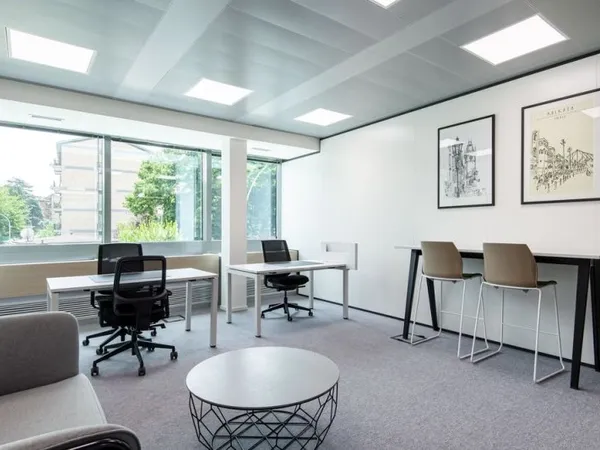 Bureau meublé à louer à Caluire Rillieux pour 3 personnes, avec tout inclus