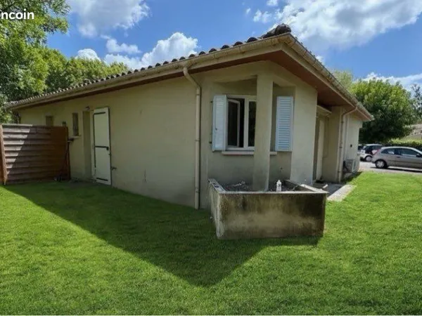 Appartement T2 meublé de 60 m2 avec jardin clos de 150 m2 et parking privatif
