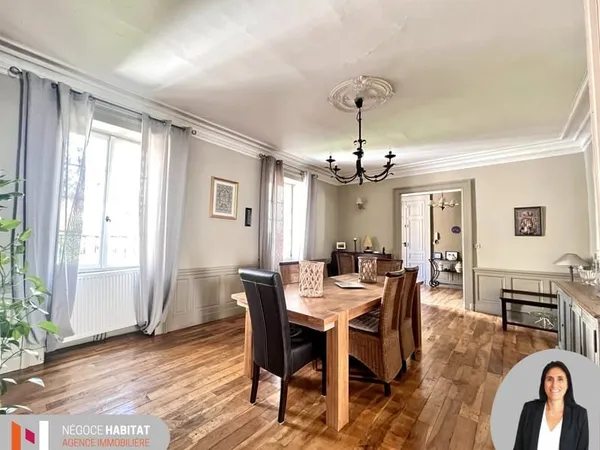 Charmant appartement 7 pièces de 224 m2 à Nîmes proche des arènes.