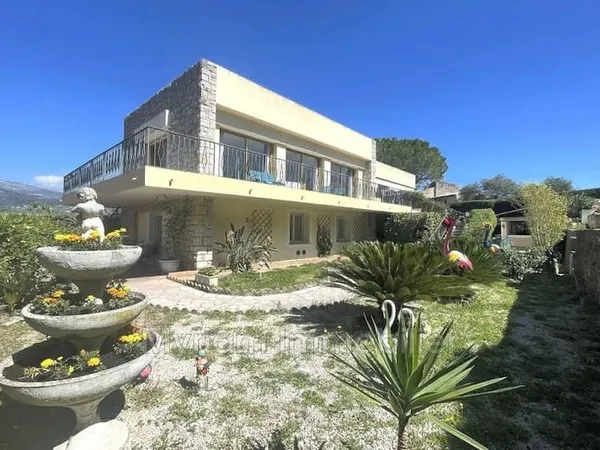 Maison 9 pièces 240 m²