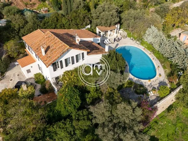 Villa 11 pièces 326 m²