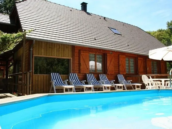 Belle maison en bois et son gîte, situation idéale !