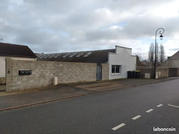 Local stockage avec bureau et sanitaires