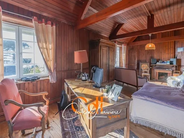 Au port et à quelques mètres de la plage, grande maison familiale.