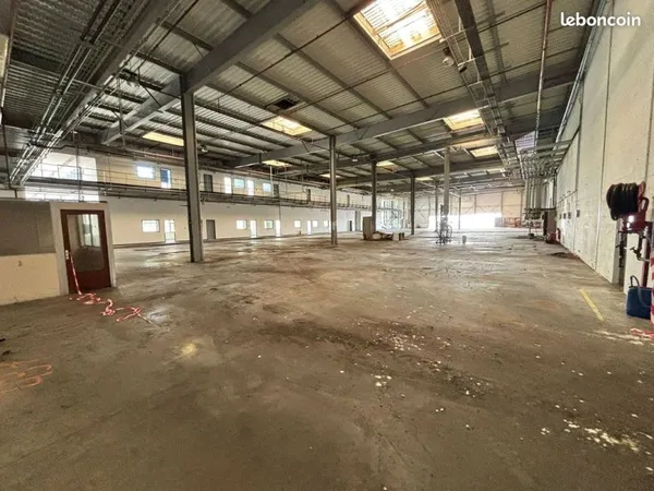 Entrepôt 10000 m² TREMBLAY LES VILLAGES