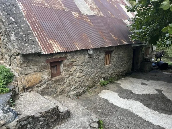 Rare Bergerie à rénover avec 1 hectare de terrain Vallée de Gèdre / Gavarnie-Gèdre