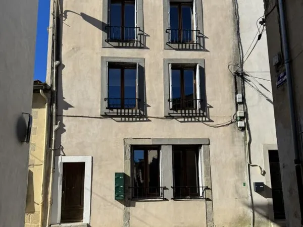 Immeuble rénové offrant trois logements lumineux dont deux T1 bis et un duplex T3 secteur Capucins C