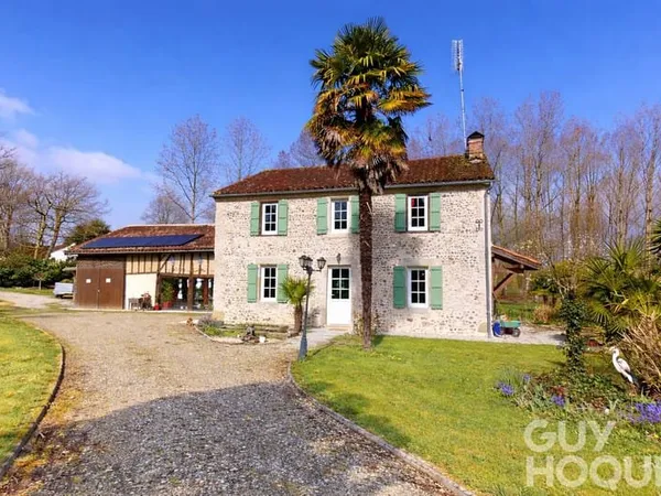 Maison de caractère en pierres apparentes 158 m² avec piscine et dépendance