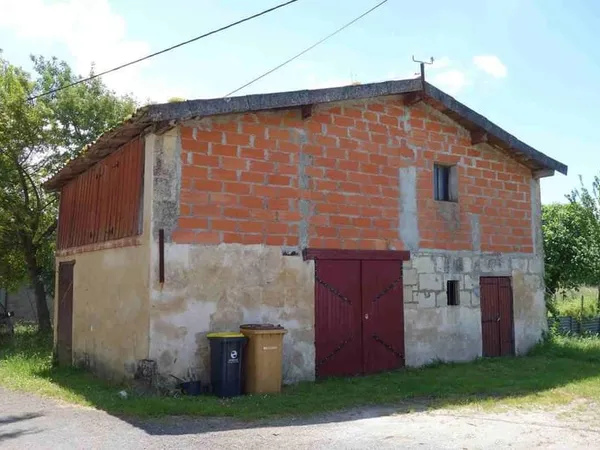 Maison en pierre avec dépendances sur grand terrain de 4700m2