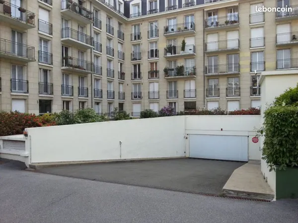 Grande place de parking en sous-sol Avenue de Paris, proche gare Porchefontaine, gardien, vidéosurve