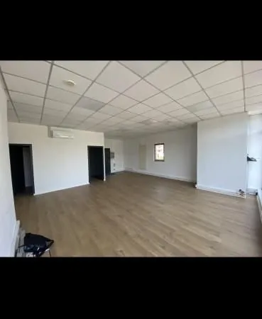 Bureau 77 m²