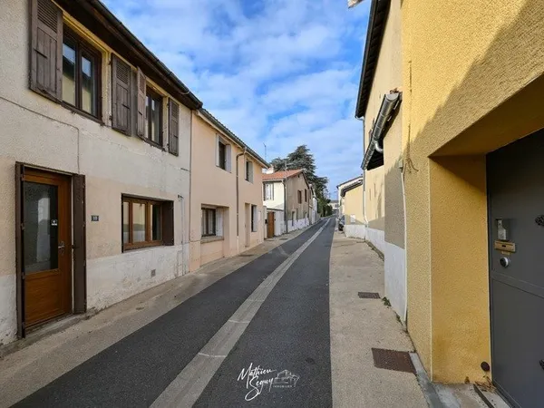 SAINT GENIS LAVAL - Maison de village avec courette et grand garage