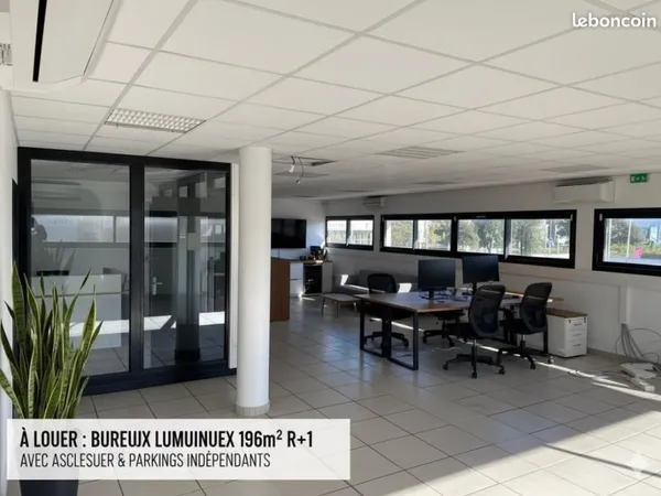 Local bureaux 196 m²