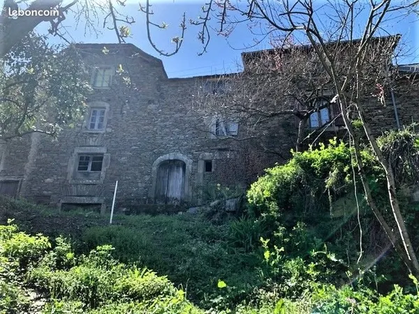 Maison en pierres à rénover dans petit hameau