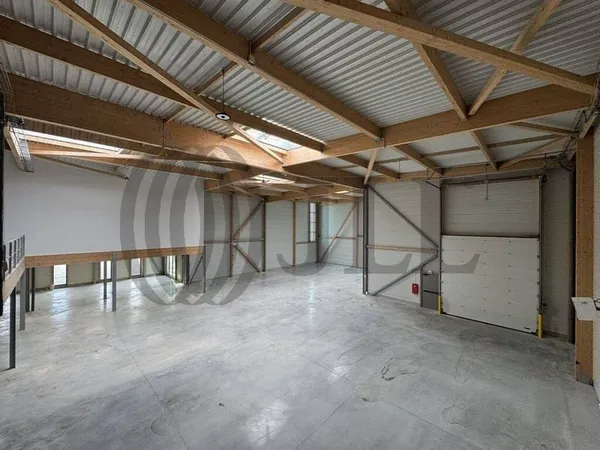 Local d'activité 914 m²