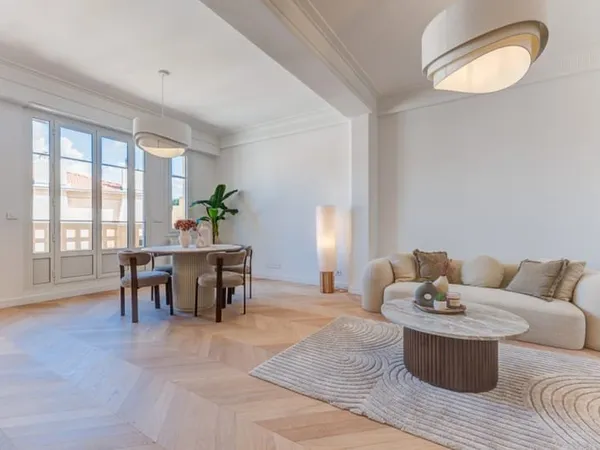 Nice - Carré d'Or : Charmant 3 pièces de 88 m² niché au dernier étage d'une élégante résidence bourg