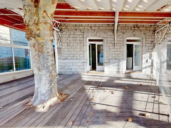 Pas de porte à vendre avec terrasse spacieuse