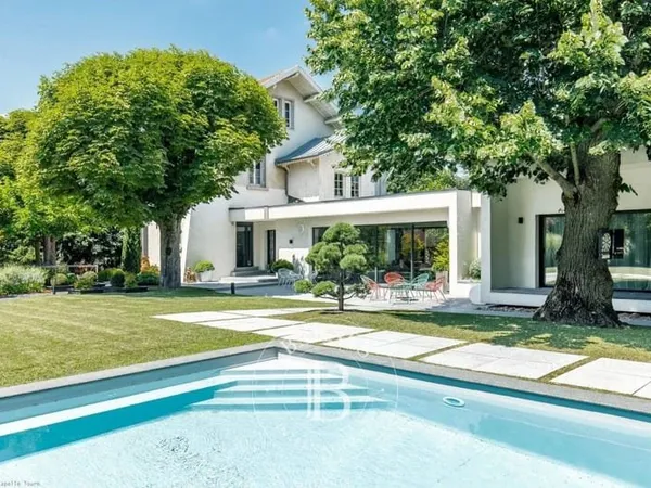 Maison 10 pièces 303 m²