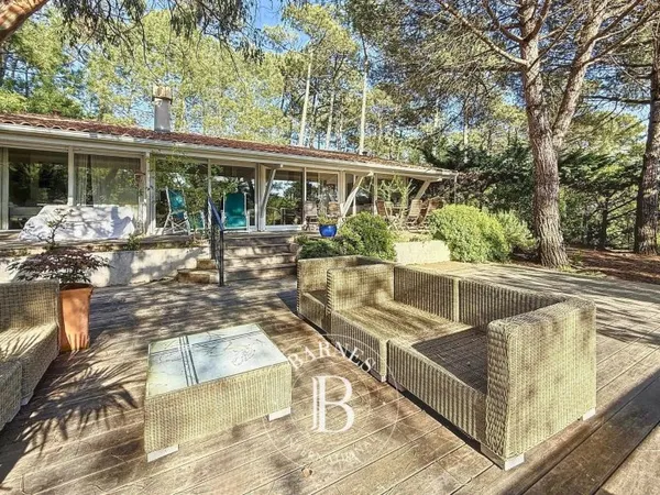 BELLE VILLA DE TYPE GIROLLE DANS LES HAUTEURS DU VILLAGE DU CANON, SUR LA PRESQU'ÎLE DU CAP FERRET