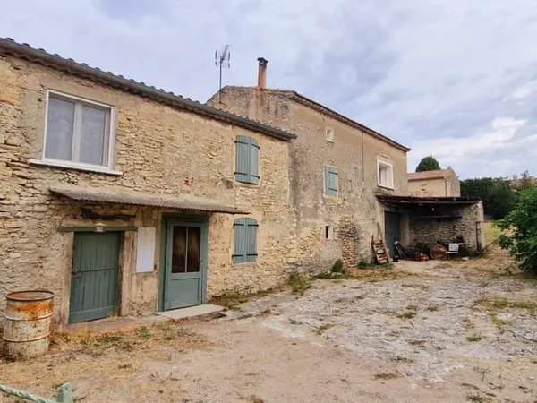 Ancien mas en pierre