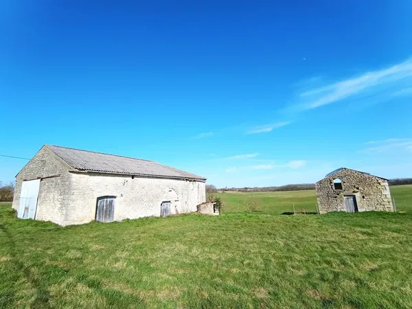 Belle grange à rénover avec beau terrain à la campagne
