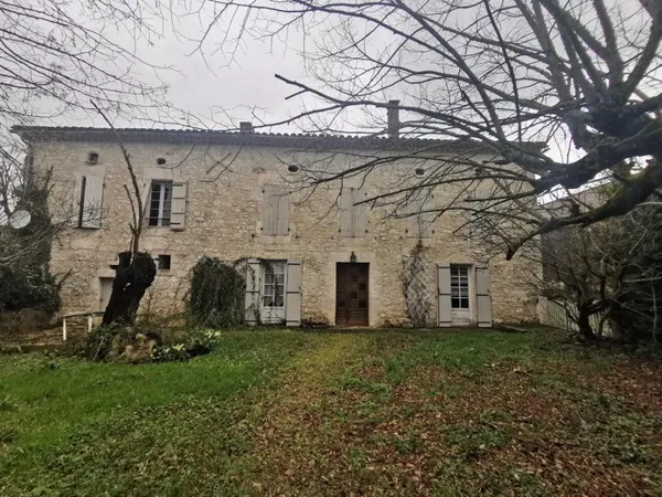 "L'espace d'un domaine, le charme de la pierre et la liberté de 2 hectares : votre nouvelle vie comm