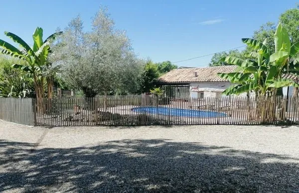 DURAS à proximité des commerces, belle propriété en pierre avec piscine