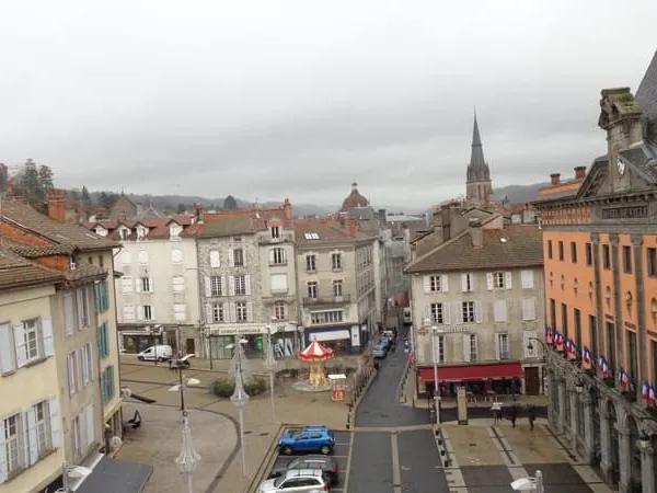 TYPE 5 CUISINE EQUIPEE PLACE HOTEL DE VILLE AURILLAC