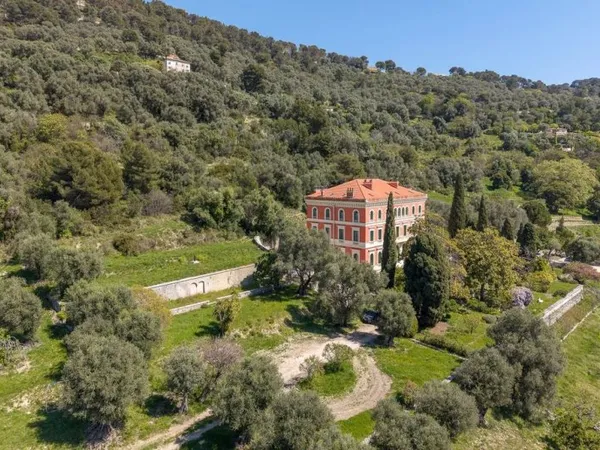 Villa 30 pièces 1398 m²