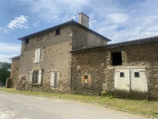 Belle maison de bourg à rénover avec jardin à l'arrière