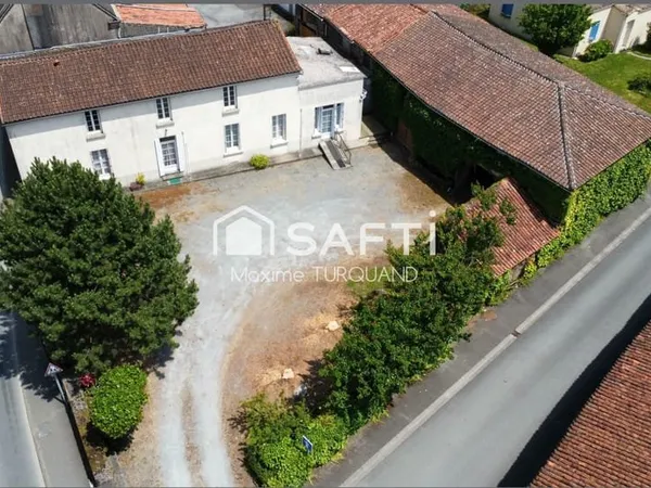 Fermette de bourg 109m², 900m² de terrain, gros volumes de dépendances.
