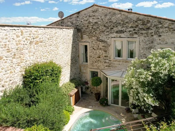 Superbe maison en pierre avec piscine dans un village avec comme
