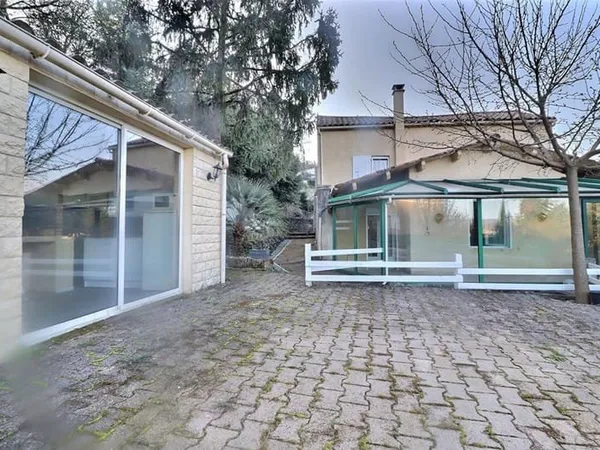 Aubenas maison de 1850 avec véranda sans vis à vis, 108 m²