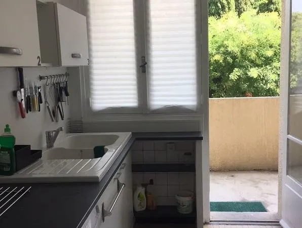 Chambre de dispo dans colloc de 3 - Arceaux
