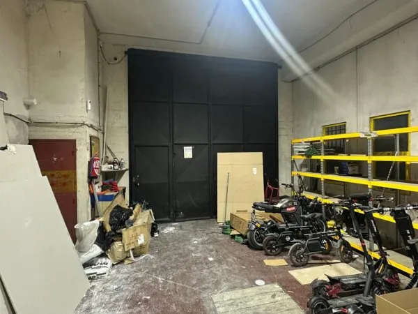 Hangar de stockage 250 m2 avec bureaux à louer