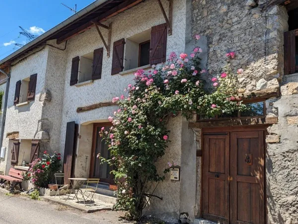 Sur les hauteurs de Claix, bâtisse ancienne de 170 m² habitabl