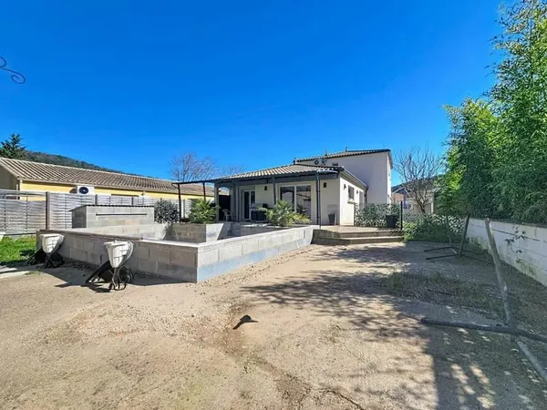 Une maison contemporaine aux volumes généreux, dans un quartier résidentiel recherché, avec piscine 