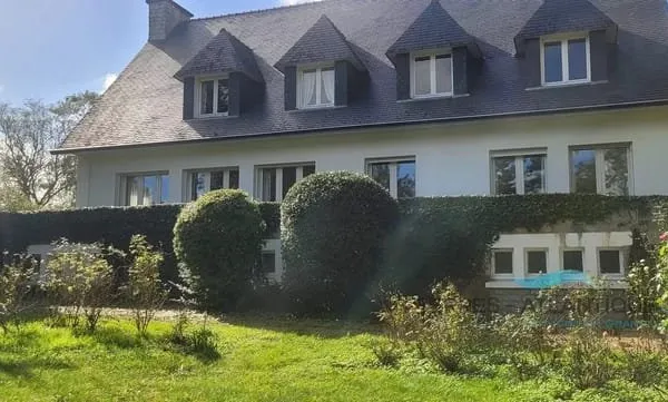 Grande maison bourgeoise édifiée sur les hauteurs de la ville