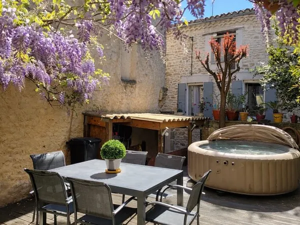 Très jolie Maison en pierre avec extérieurs sans vis-à-vis
