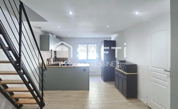 Appartement rénové avec petite terrasse-balcon dans maison de village