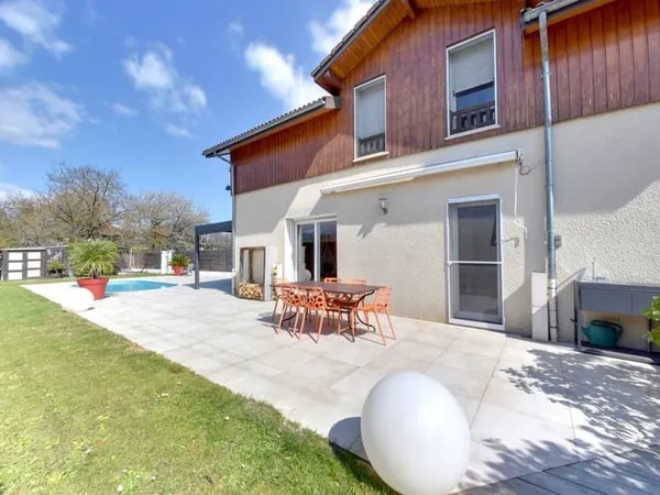 Appartement T5 en duplex de 100m² type maison avec piscine et j