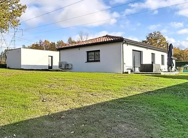 Maison neuve 3 chambres de 90 m² avec un beau jardin et garage indépendant.
